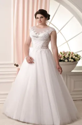 ---Badajoz – An oversized A-line bustier-style wedding dress for women made of satin and tulle with lace appliqués--