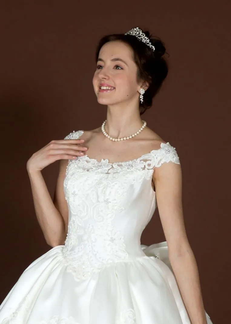 ---Classic wedding dress with off-the-shoulder neckline at an affordable price on the internet--