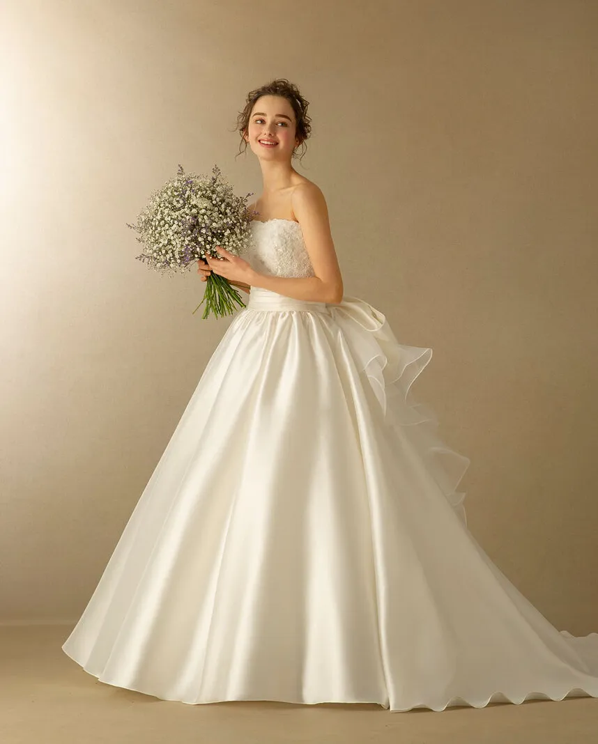 ---Inexpensive princely wedding dress with a straight neckline made of satin--