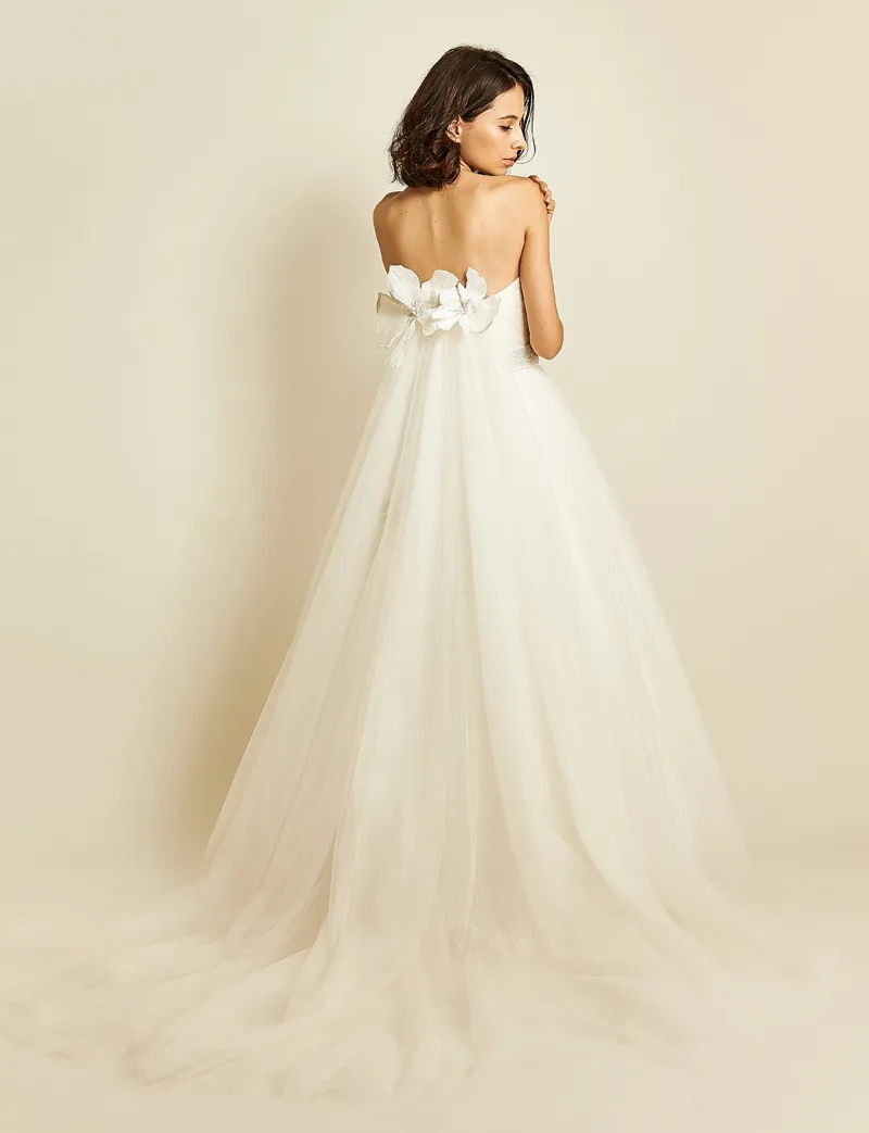 ---Princely wedding dress online in organza with straight neckline--