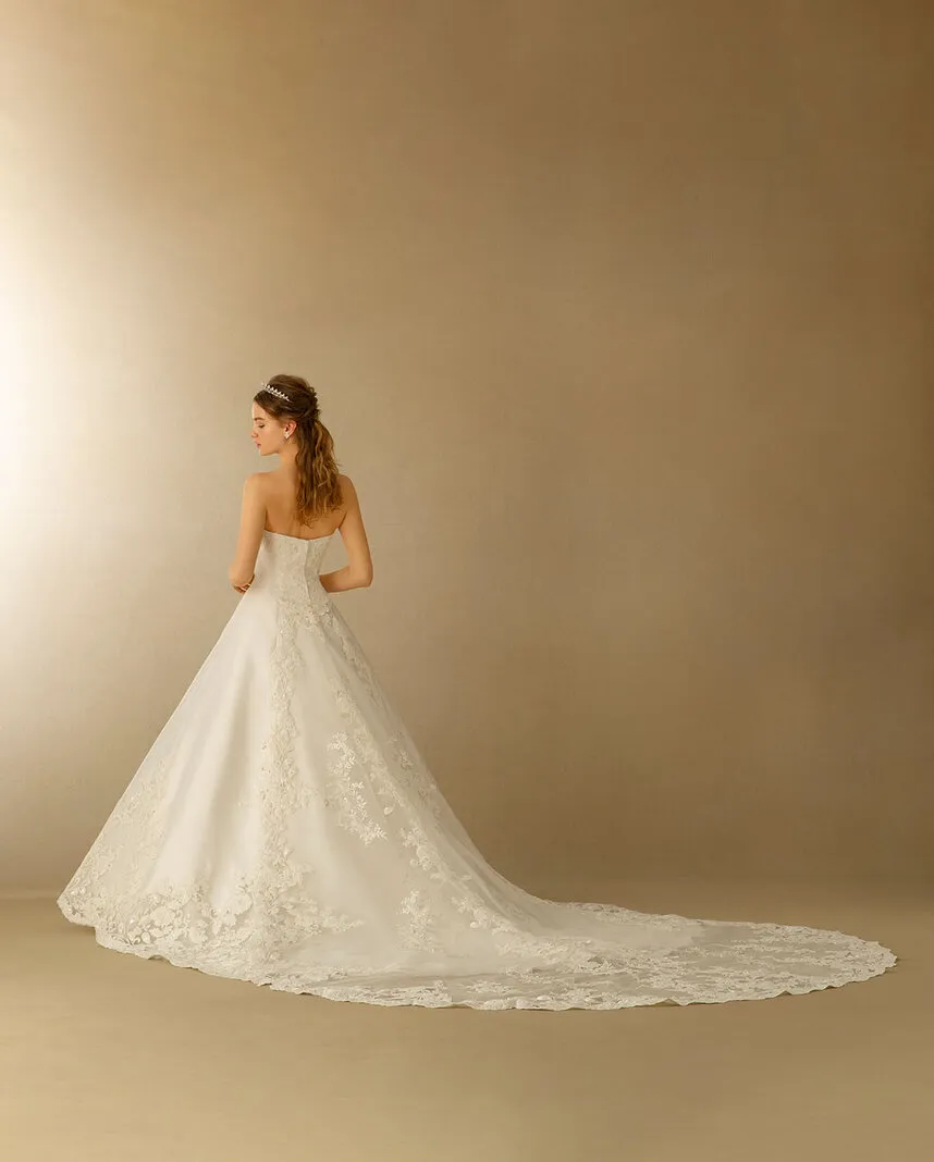 ---Princess wedding dress made of satin with sweetheart neckline--