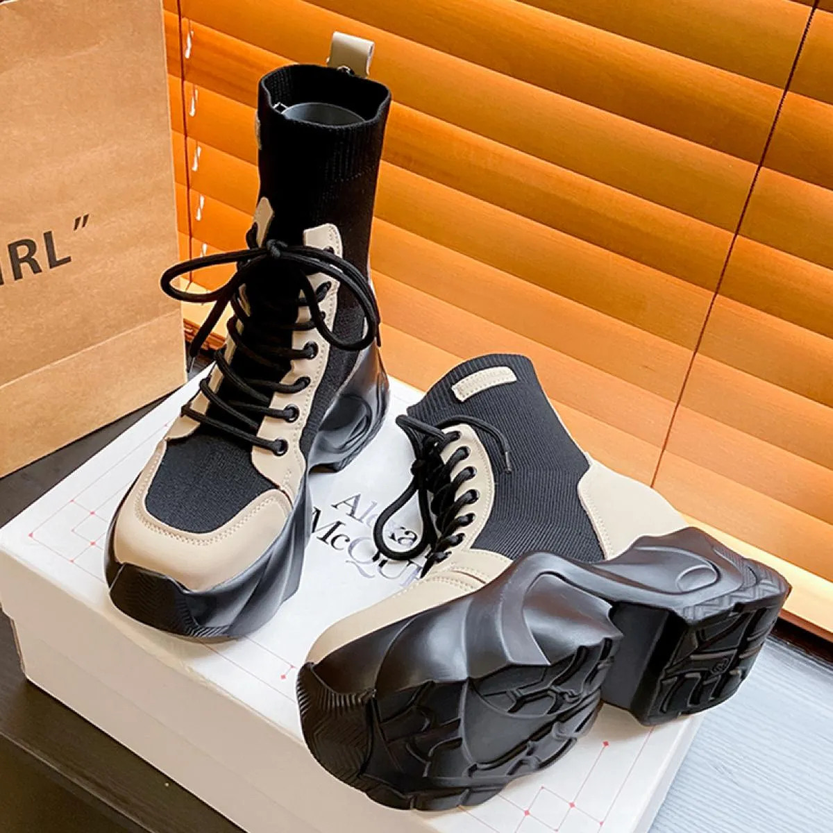 2023 Stivali con plateau alla caviglia da donna Stivali casual Scarpe basse invernali Nuova tendenza Stivali Chelsea Designer Fa