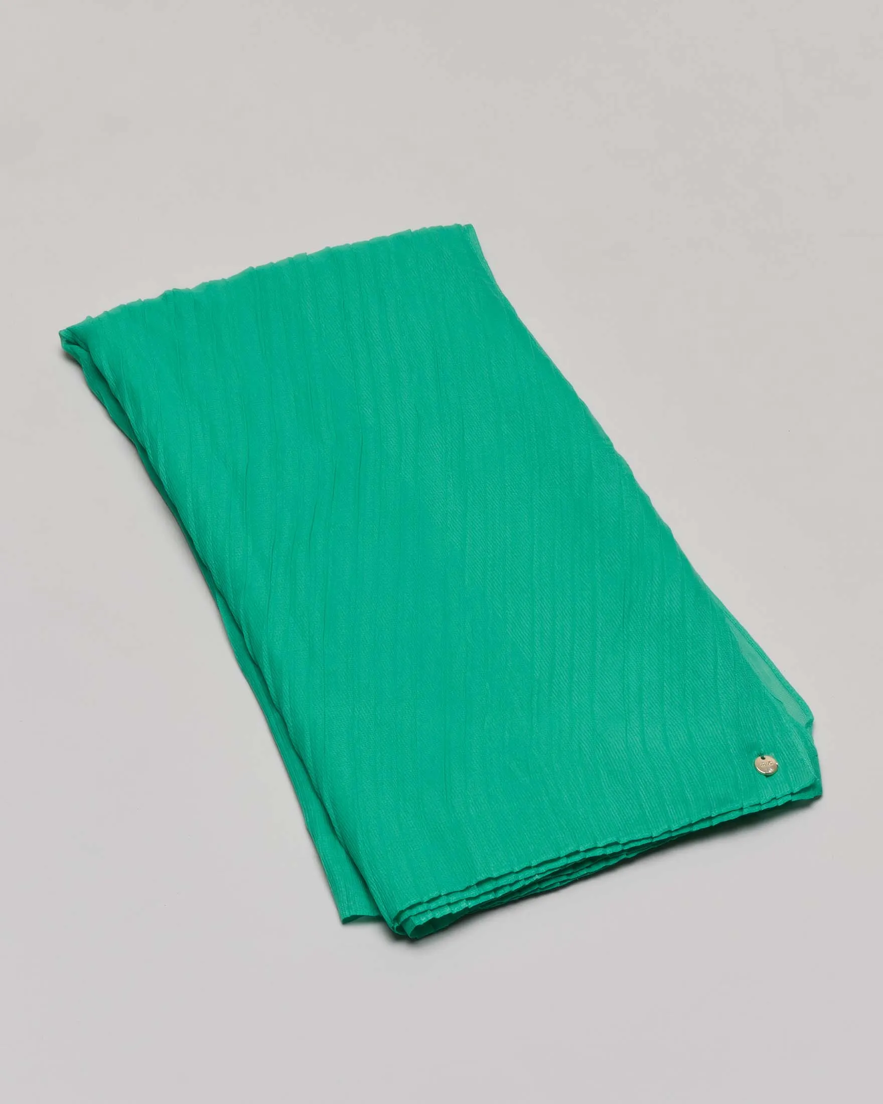 Stola in tessuto plissé verde smeraldo con placca logo dorata al fondo.